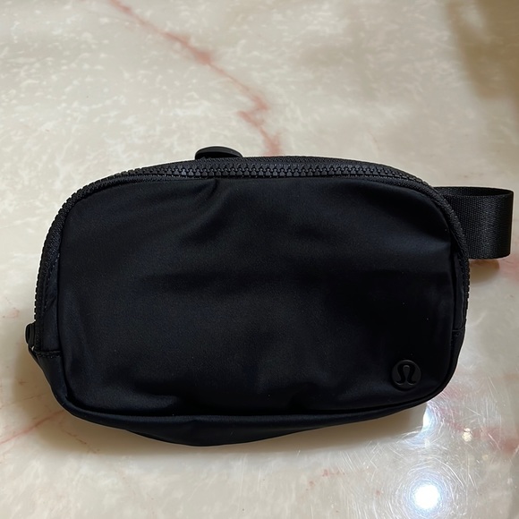 🖤LAST ONE❗️NEW Lululemon everywhere belt bag in all black 🔥🖤 - Picture 7 of 8